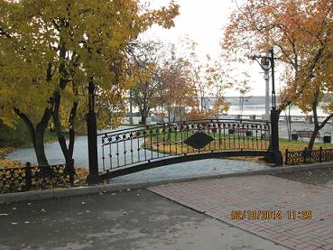 Ворота с замками новобрачных в парке Городское начало