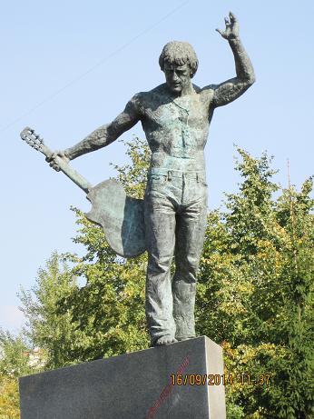 Памятник В. Высоцкому на Аллее бардов в Новосибирске