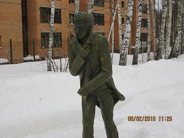 Скульптура Иду один в Новосибирске