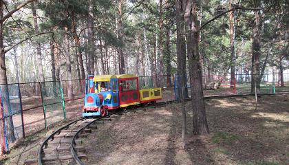 Детская железная дорога в парке У моря Обского