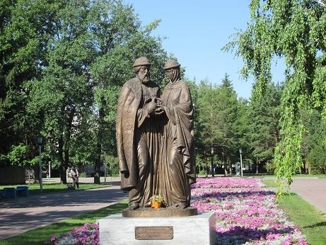 Петр и Феврония. Скульптура в Нарымском сквере г. Новосибирска