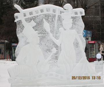 Ледяная скульптура на площади Ленина в Новосибирске