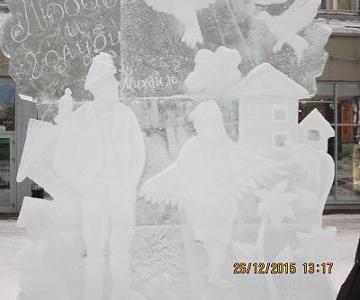 Ледяная скульптура Любовь и голуби на площади Ленина в Новосибирске